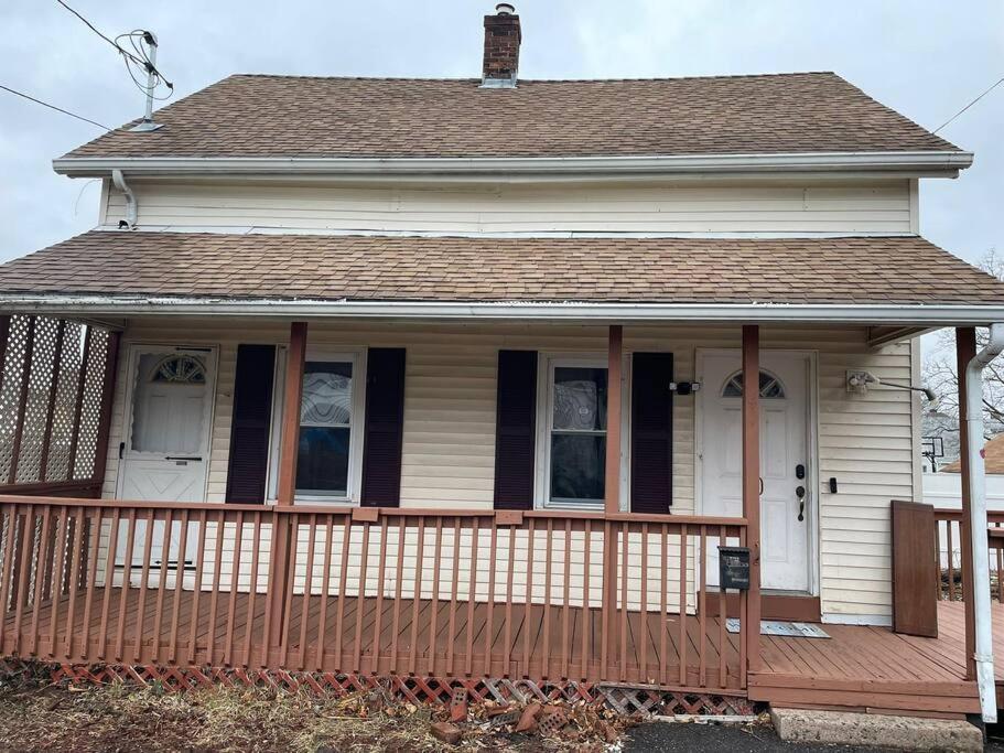 Comfortable Home Away From Home East Hartford Exterior photo